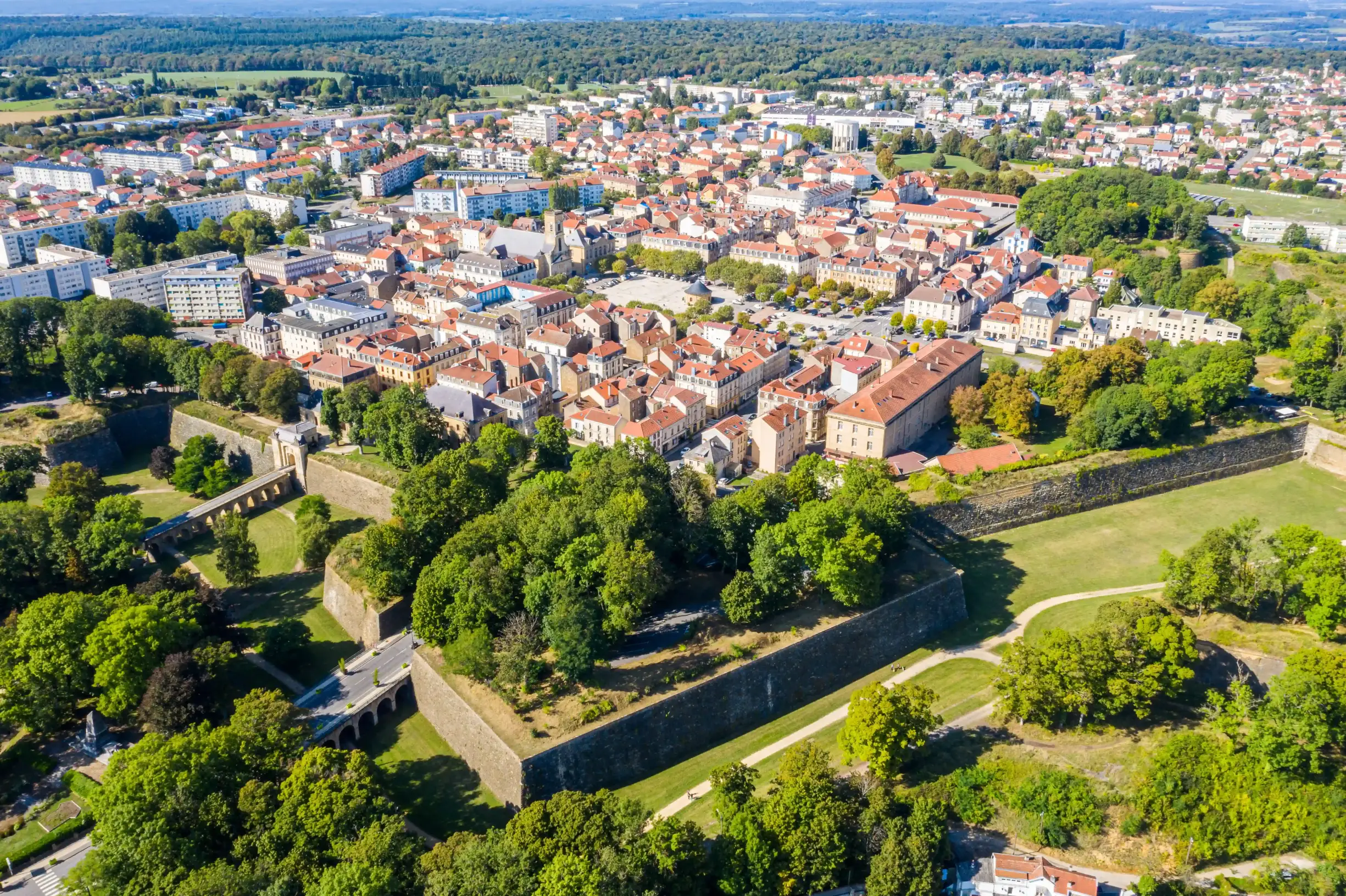 <b>Le Grand Longwy et <span style ="color: rgb(198, 12, 70)">ses alentours</span></b>